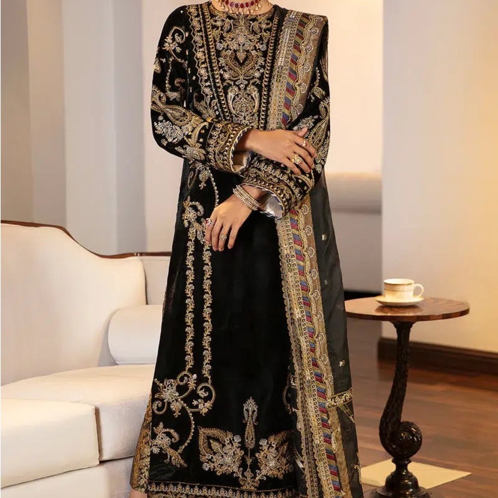 Luxurious Black/Gold Embroidered Long Sleeve Velvet Kurta Brocade Pants Dupatta